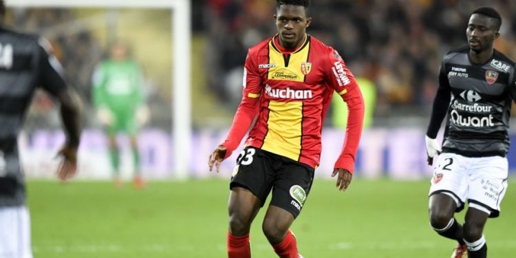 doucoure-garder-latete-epaule